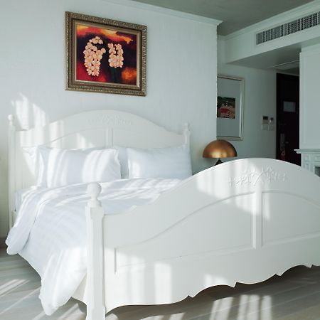 Art Mai Gallery Nimman Hotel Chiang Mai Eksteriør billede A bed with a bed skirt