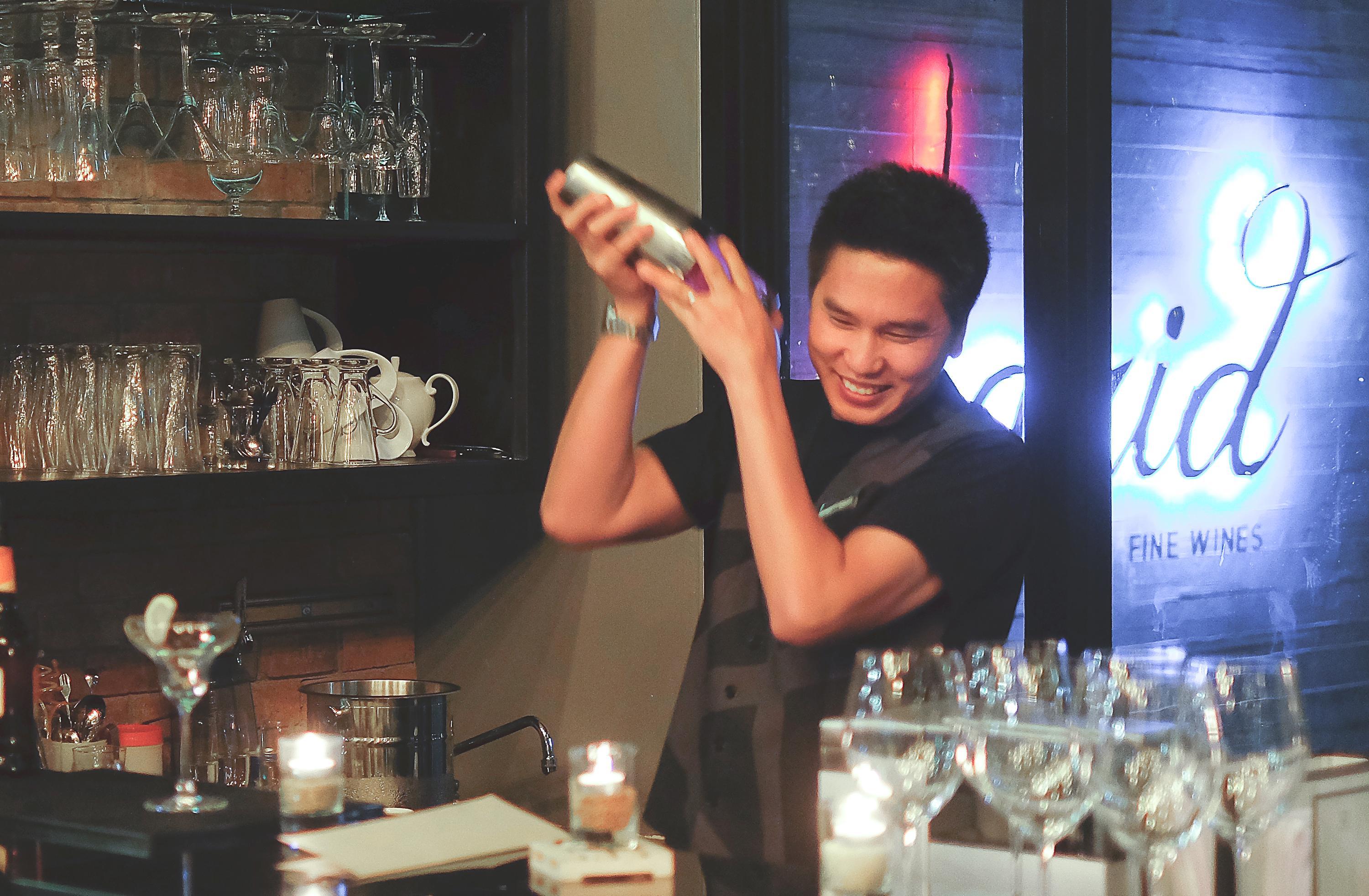 Art Mai Gallery Nimman Hotel Chiang Mai Eksteriør billede A bartender shaking a cocktail