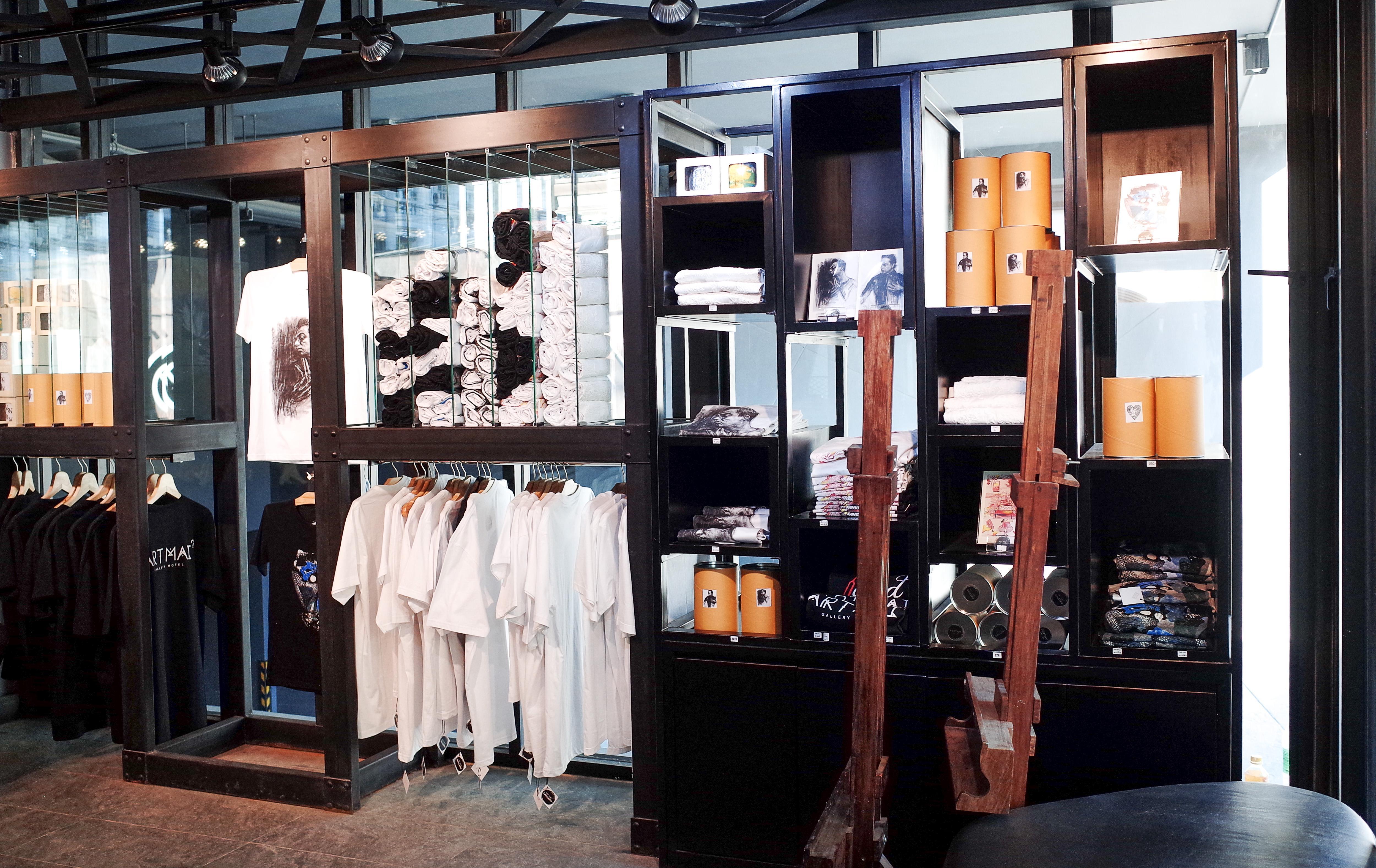 Art Mai Gallery Nimman Hotel Chiang Mai Eksteriør billede The gift shop at the Chengdu Research Base of Giant Panda Breeding