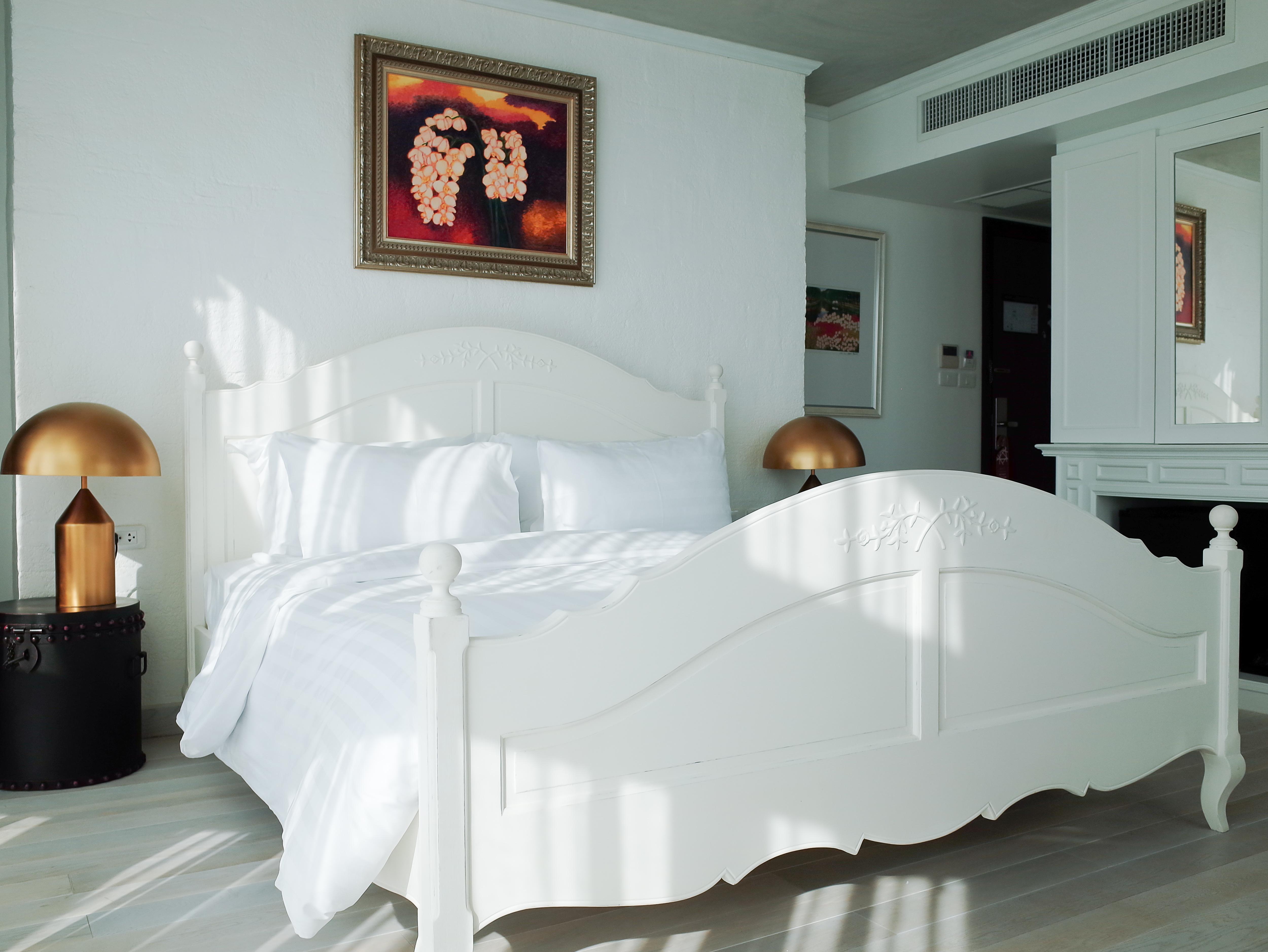 Art Mai Gallery Nimman Hotel Chiang Mai Eksteriør billede A bed with a bed skirt