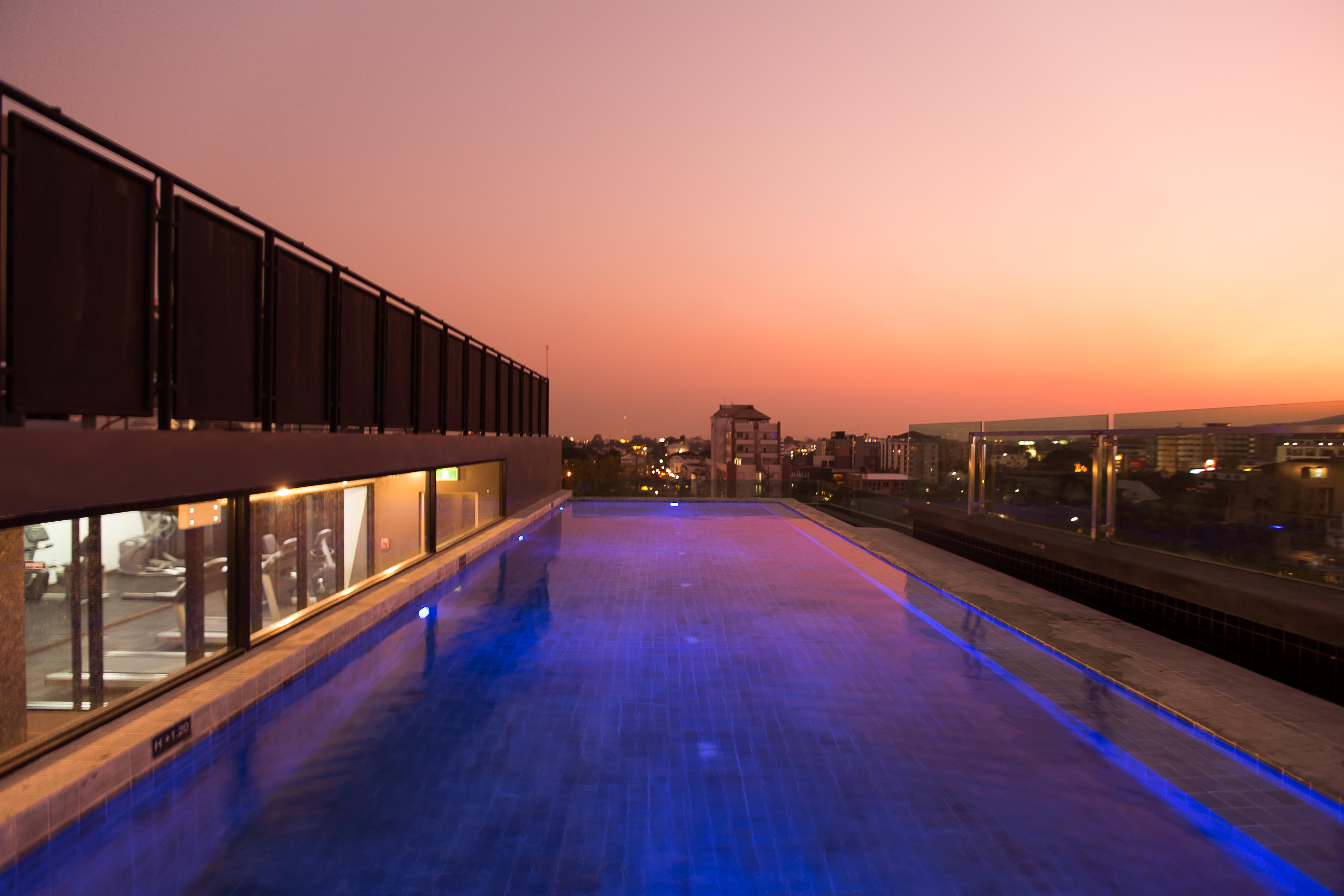 Art Mai Gallery Nimman Hotel Chiang Mai Eksteriør billede Rooftop pool at the hotel