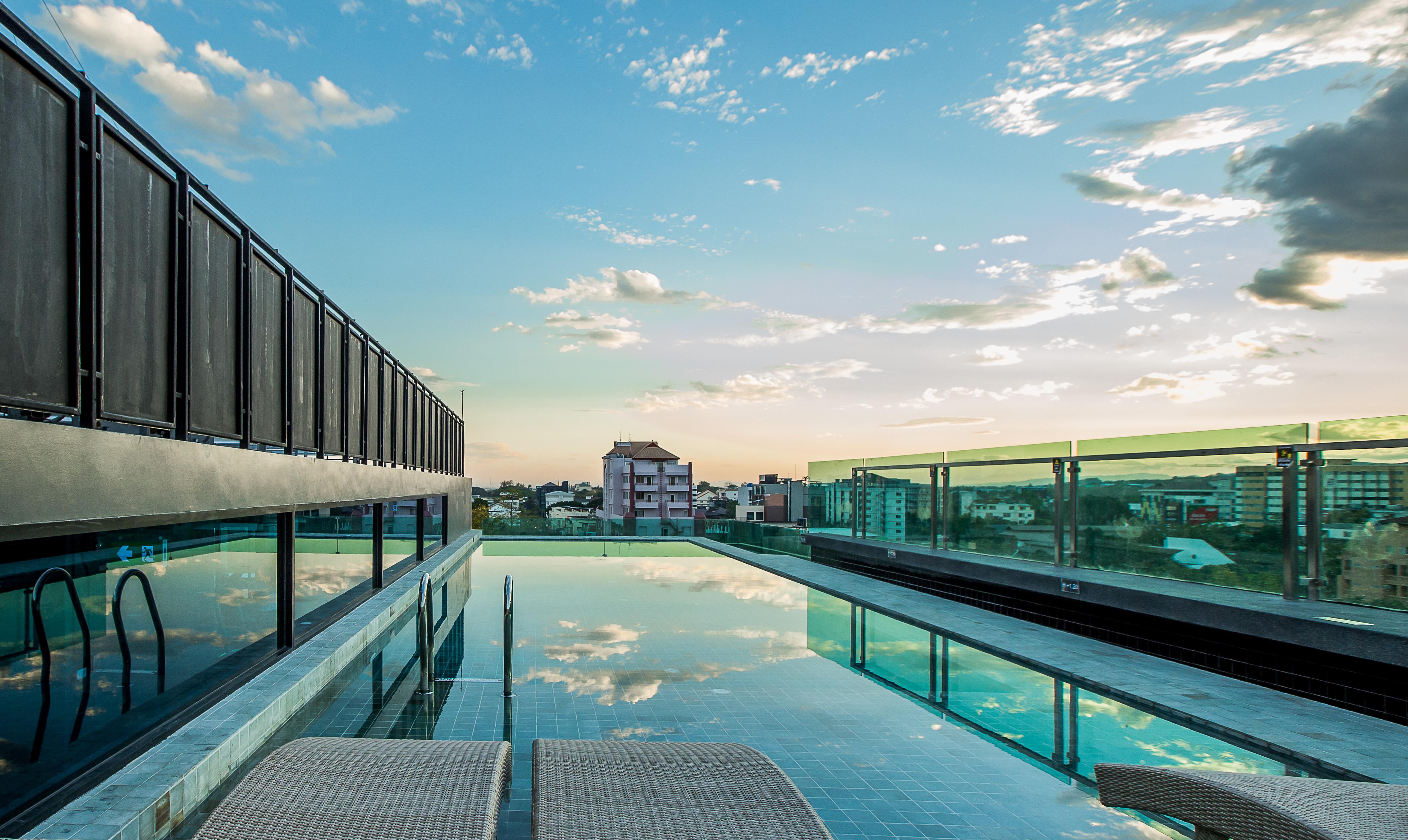 Art Mai Gallery Nimman Hotel Chiang Mai Eksteriør billede The rooftop pool at the hotel
