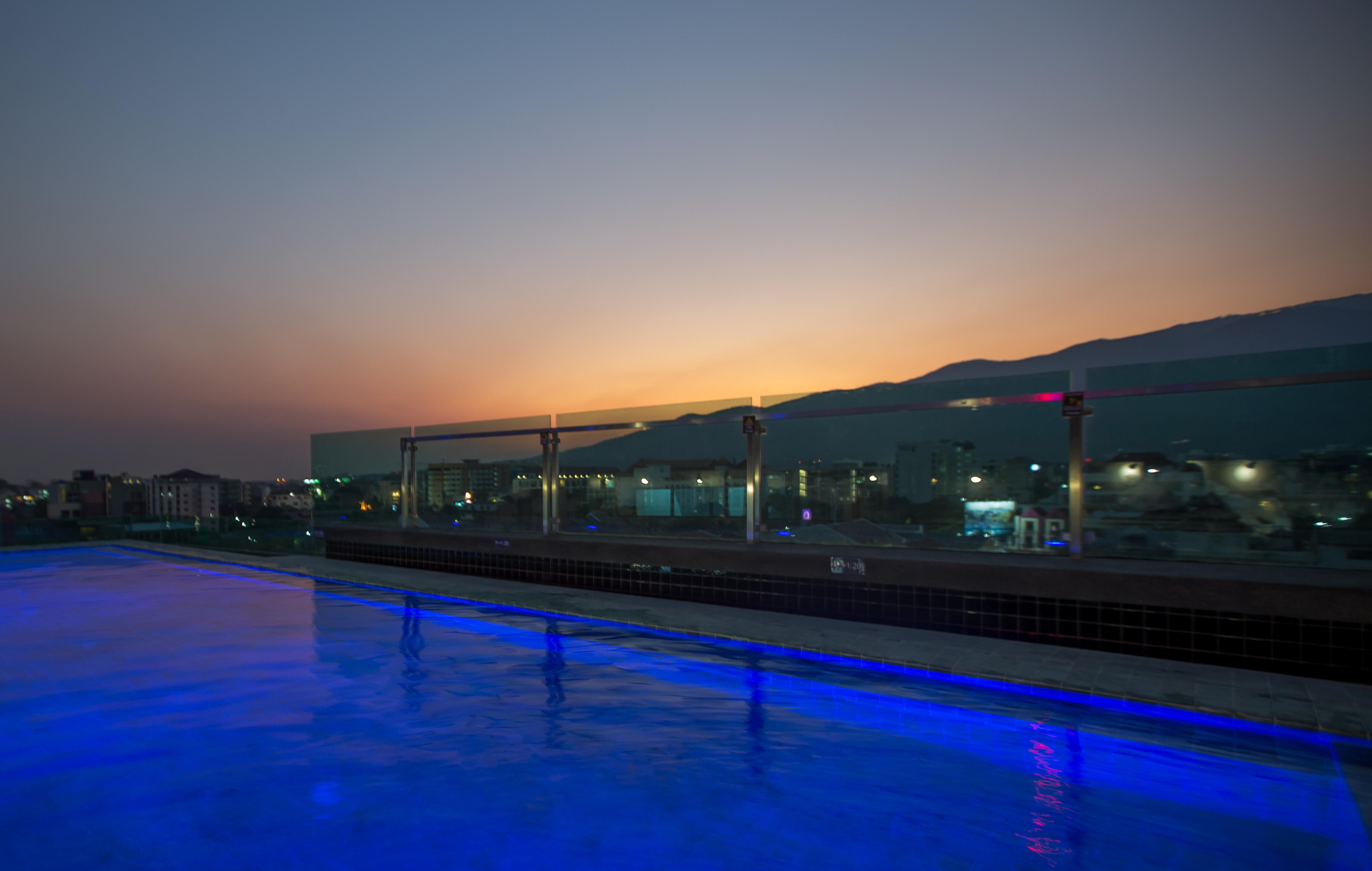 Art Mai Gallery Nimman Hotel Chiang Mai Eksteriør billede The rooftop pool at the hotel