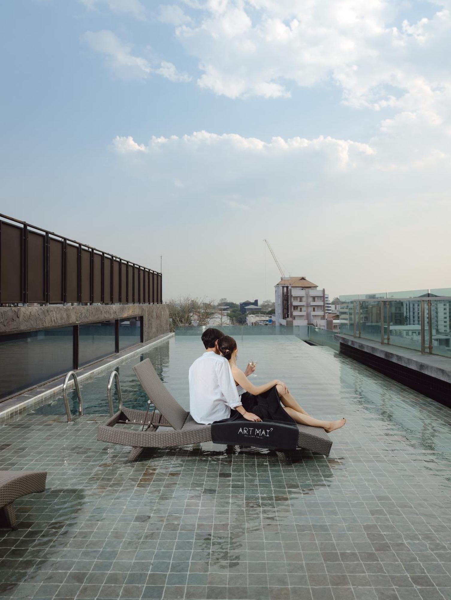 Art Mai Gallery Nimman Hotel Chiang Mai Eksteriør billede Rooftop pool at the hotel