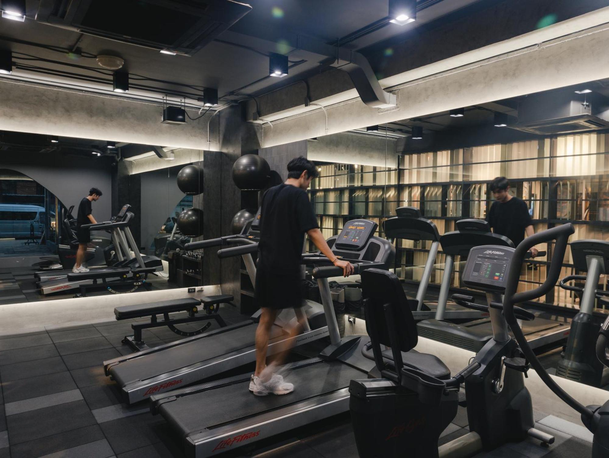 Art Mai Gallery Nimman Hotel Chiang Mai Eksteriør billede A treadmill in a gym
