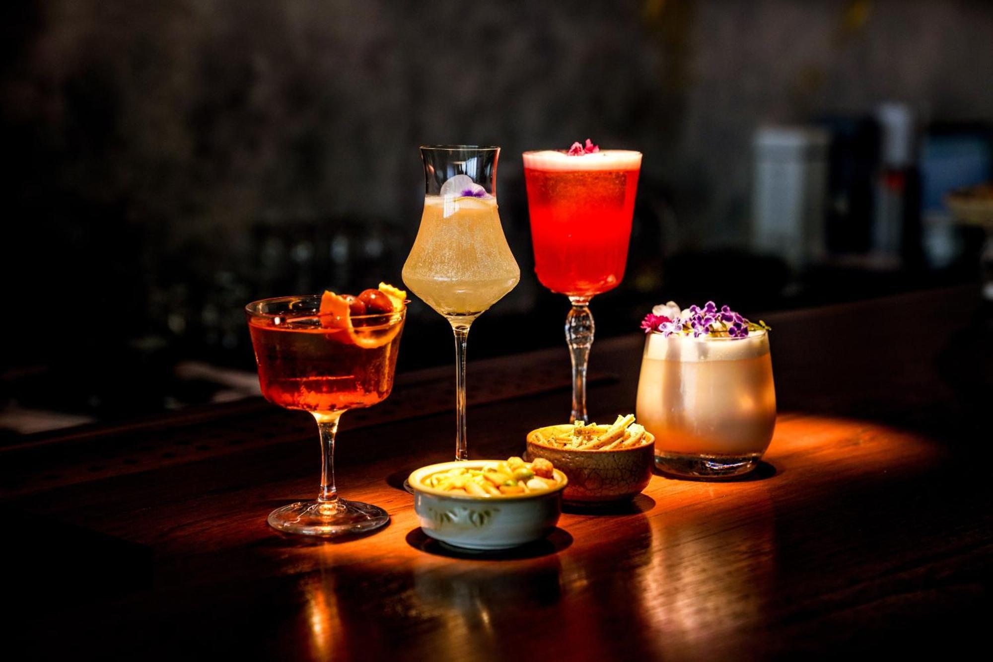Art Mai Gallery Nimman Hotel Chiang Mai Eksteriør billede Cocktails at the bar