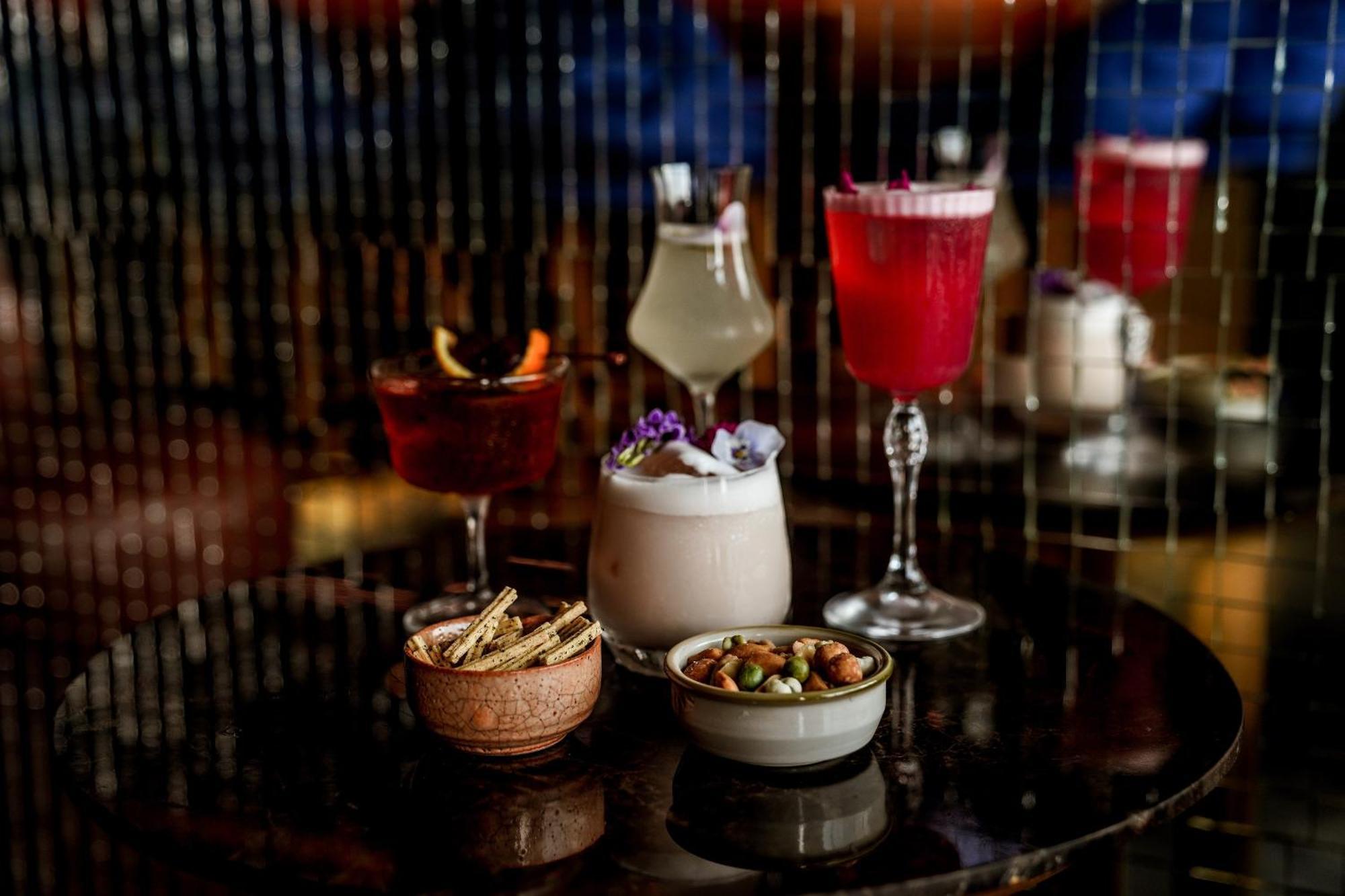 Art Mai Gallery Nimman Hotel Chiang Mai Eksteriør billede A selection of cocktails at the bar